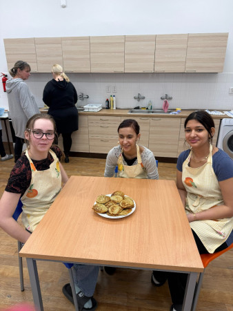 Praktická dívka 2026