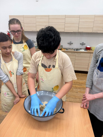 Karbanátek s kaší a okurkovým salátem