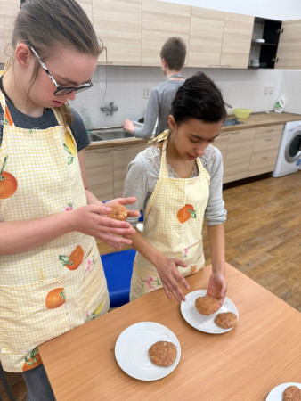 Karbanátek s kaší a okurkovým salátem