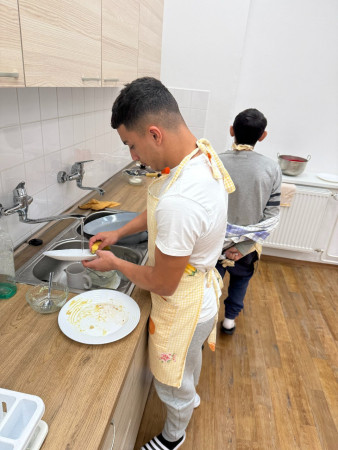 Karbanátek s kaší a okurkovým salátem